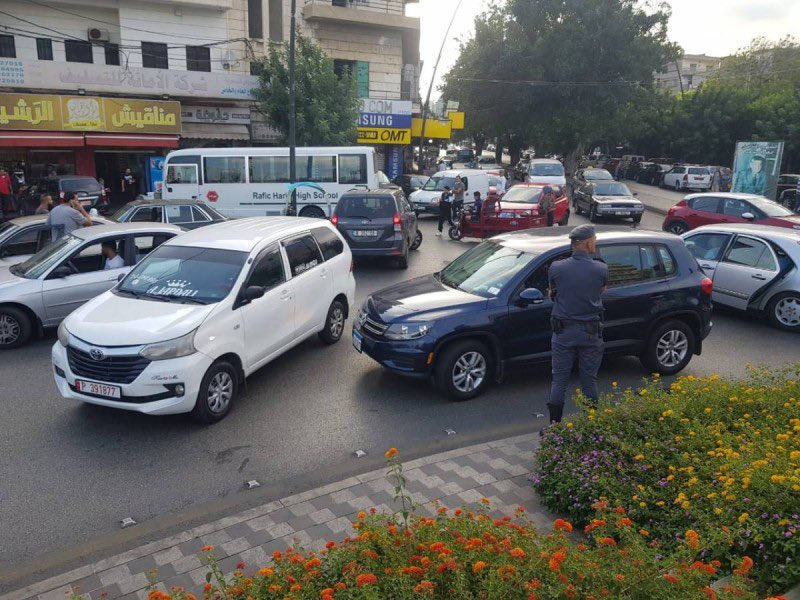 أعلن رئيس إتحادات ونقابات قطاع النقل البري بسام طليس، تعليق إضراب قطاع النقل العام المقرر يوم غد الأربعاء.